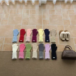 Detailansicht farbiger Strick-Touchscreen-Handschuhe, langer Plüsch-Stil für Winter.