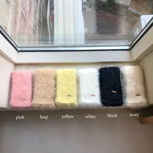 Vista detallada de bufandas estrechas de pelo sintético de visón en varios colores.