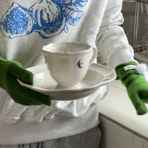 Niedliche grüne Winter-Knittgamaschen für Damen, warme Wolle-Touchscreen-Handschuhe mit Bommel.