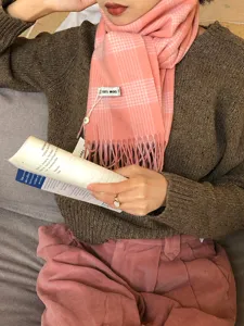 Rosa karierter Wollschal im Detail, kuscheliges Herbst Winter Accessoire zu Strickpullover.
