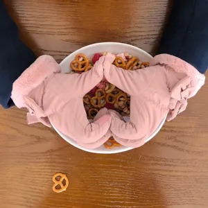 Süße rosa Winterhandschuhe mit Plüschbündchen und Schleifen. Warme winddichte Touchscreen.