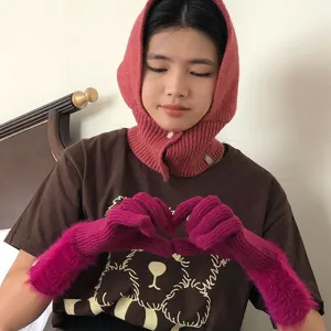 Gemütliches Strickhandschuhe und Sturmhaube Set. Weiches Wollmaterial, elegantes Design.