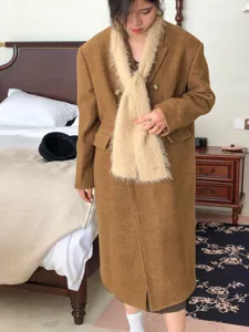Bufanda beige larga y estrecha de felpa suave, perfecta para completar un look otoñal.