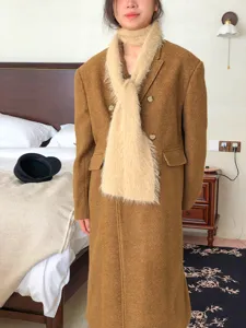 Bufanda larga y estrecha de visón sintético en color crema, ideal para conjuntos de otoño e invierno.