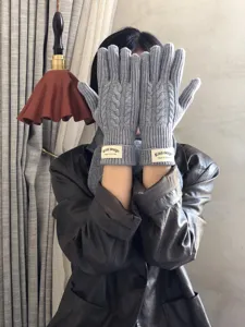 Grey knitted cable gloves for women, warm winter five-finger gloves with cuff labels for daily wear.
