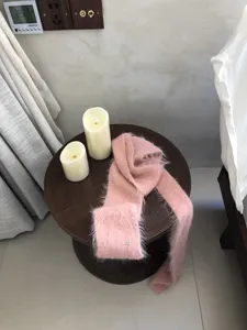 Suave bufanda rosa esponjosa, elegante calentador de cuello de felpa para mujeres.
