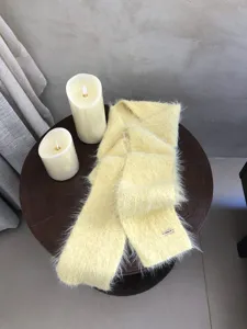 Bufanda larga y estrecha amarilla esponjosa para mujer, accesorio cálido de invierno Y2K suave.