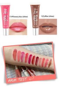 Détails des tubes de gloss, swatch des lèvres vibrants et test de couleur sur bras en gros plan.