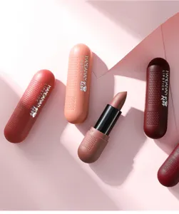 Set rossetto a capsula opaco, finitura vellutata soft-focus, collezione trucco portatile.