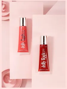 Vue en gros plan des tubes de gloss à lèvres jelly brillant avec une texture lisse et des couleurs.