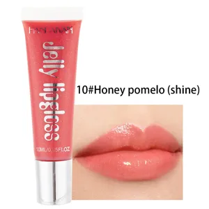 Détail de teinte de gloss brillant montrant la texture brillante et la couleur sur les lèvres.
