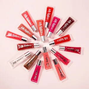 Vue détaillée de plusieurs tubes de gloss à lèvres colorés disposés proprement en cercle.