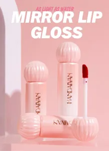 Gedetailleerd overzicht van glanzende lipgloss met gladde textuur en handige applicator.