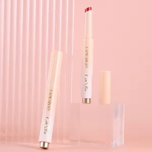 Rossetto a scatto idratante e lucido rosso con design a tubo sfumato rosa per trucco elegante.
