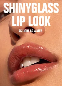 Geddetailleerde glanzende lipmake-up close-up met spiegelende lippen en lichte watertextuur.