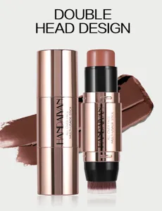 Dettaglio dello stick contouring a doppia punta con crema e pennello su sfondo marrone.