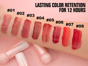 Lipgloss detail swatch met acht glanzende tinten op arm voor langdurige en levendige kleur