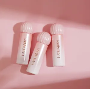 Gedetailleerd overzicht van de roze verloop lipgloss tubes met gladde afwerking en glanzende look.