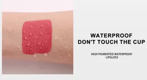 Détail de swatch de gloss mat sur bras montrant une performance cosmétique imperméable.