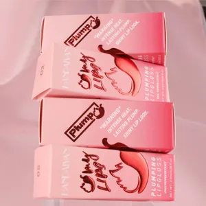 Vue détaillée des boîtes de gloss repulpant rose avec fini brillant et extrait de piment.