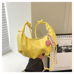 Borsa a tracolla hobo pieghettata gialla stile raviolo con ciondolo a cuore carino moda donna
