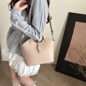 Detailansicht der stilvollen Retro-Eimer-Tasche mit Metallverschluss und elegantem Design.