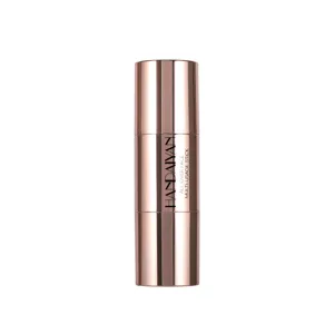 Stick per contouring ed evidenziatore a doppia punta in oro rosa per un trucco 3D.