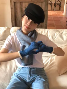 Detaillierte Ansicht der koreanischen Touchscreen Wollstrickhandschuhe und Schal Set.