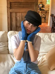 Gemütliches winterblaues Strickhandschuhe und Schal Set mit eleganter Rüschenborte.