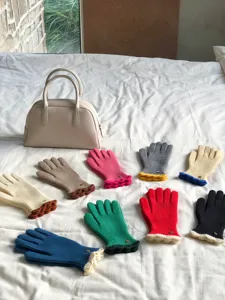 Winter warme Wolle Touchscreen Strickhandschuhe mit süßem zweifarbigen Rüschenrand.