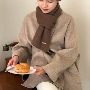 Brauner Strick-Wollschal im Detail, kuscheliges Herbst-Winter-Accessoire, warmer und weicher Look.