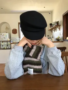 Primo piano dettagliato della morbida sciarpa a righe in mohair, caldo accessorio invernale.