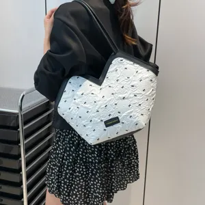 Sac cabas matelassé élégant pour femme, grand sac porté épaule avec joli motif de nœuds.