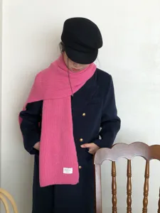 Detailaufnahme eines lebendigen rosa Strickschals im Winter, kuschelig und weich.