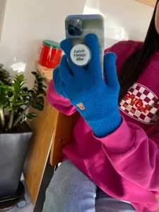 Guanti in maglia blu touch screen con grazioso dettaglio di orsetto per l'inverno
