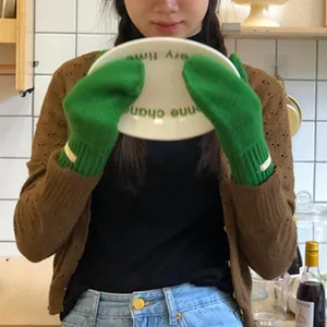 Winterwarme grüne Strickhandschuhe für Damen, gemütliche einfarbige Plüsch-Kälteschutzbekleidung.