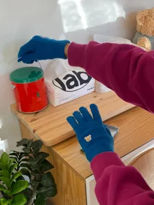 Guanti in maglia blu con ricamo di orsetto carino da donna inverno design touchscreen.
