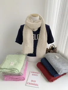 Detailaufnahme eines weichen Mohair Winterschals mit Etikett und gemütlicher Textur.