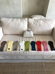 Detailansicht der Damen Winter Strick Touchscreen Handschuhe in vielen bunten Farben.