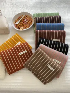 Gemütlicher, gestreifter Strickschal in vielen Farben, weich und warm für kalte Tage.
