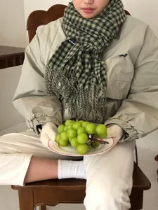 Grüner schwarzer Karo Schal für Damen, weicher warmer Winterschal mit Fransen Design.