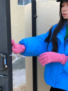 Detailansicht gemütlicher rosa Strickhandschuhe aus Wolle, weiche warme Damenhandschuhe.