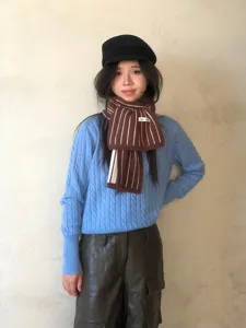 Klassischer braun gestreifter Strickschal für Damen, gemütlicher Winter Halswärmer.