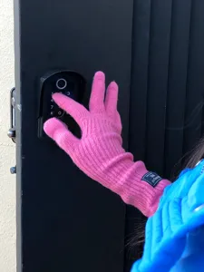 Rosa gestrickte Touchscreen Damenhandschuhe aus warmer Wolle für den kalten Winter.