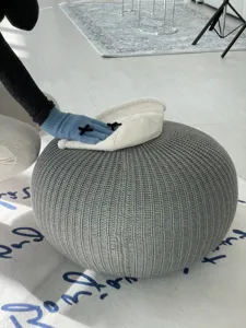 Blaue gestrickte Touchscreen-Damenhandschuhe mit niedlichen schwarzen Schleifen im Winter