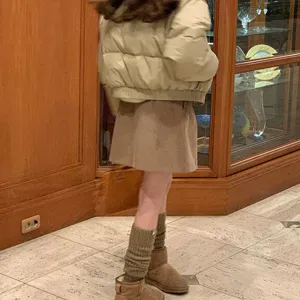 Comfortabele bruine wollen beenwarmers voor dames, warme winterkousen in trendy Koreaanse stijl.
