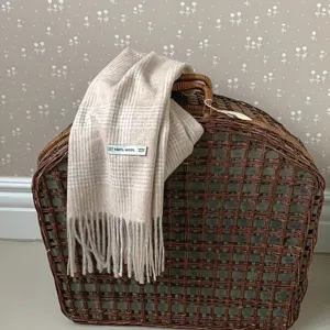 Beigeton Karierter Wollschal mit Fransen Detail, gemuetliches Winter Mode Accessoire