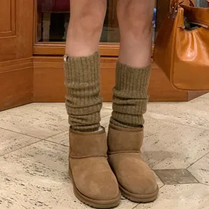 Gezellige gebreide wollen beenwarmers in bruin, perfect detail voor herfst winter.