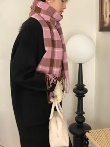 Gemütlicher rosa-brauner Karoschal für den Winter mit Fransen, warmes Accessoire.