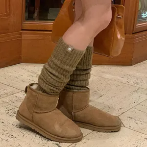 Bruine gebreide wollen beenwarmers, gezellig wintermode-accessoire voor dames.